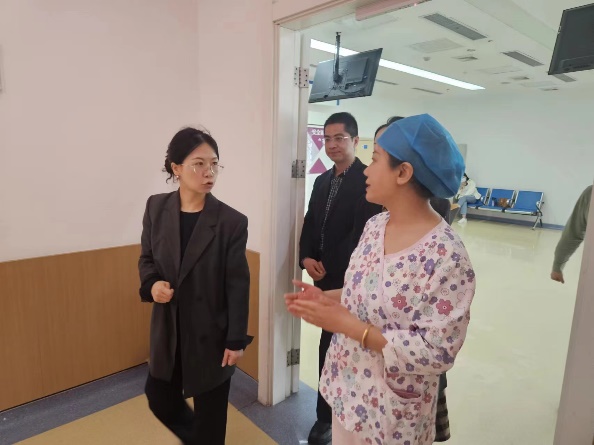 一些人站在室内中度可信度描述已自动生成