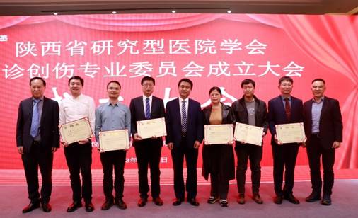 一群人站在一起合影描述已自动生成