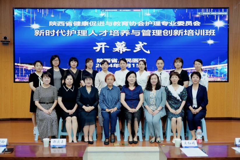 一群人站在屏幕前面描述已自动生成