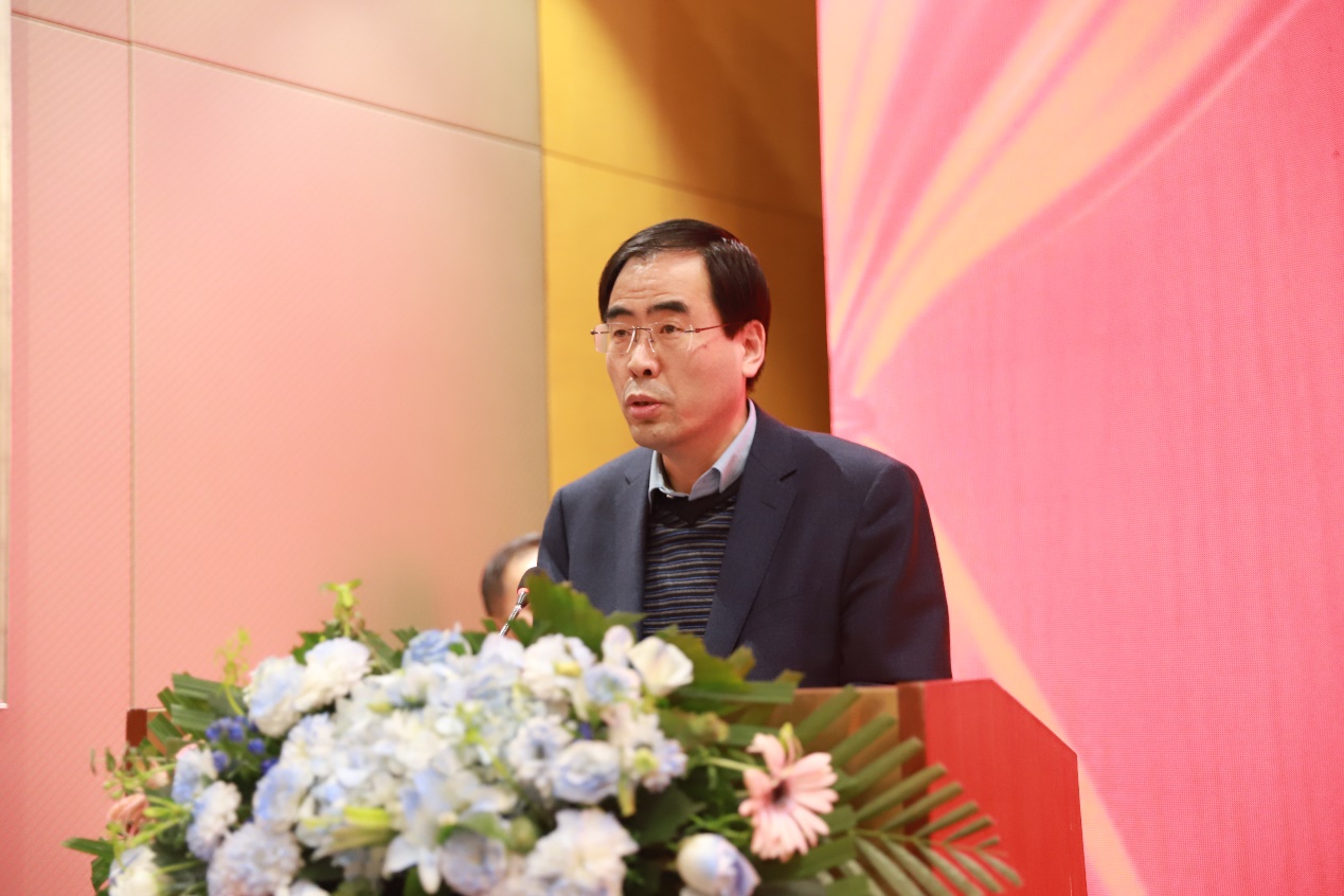 人拿着花描述已自动生成