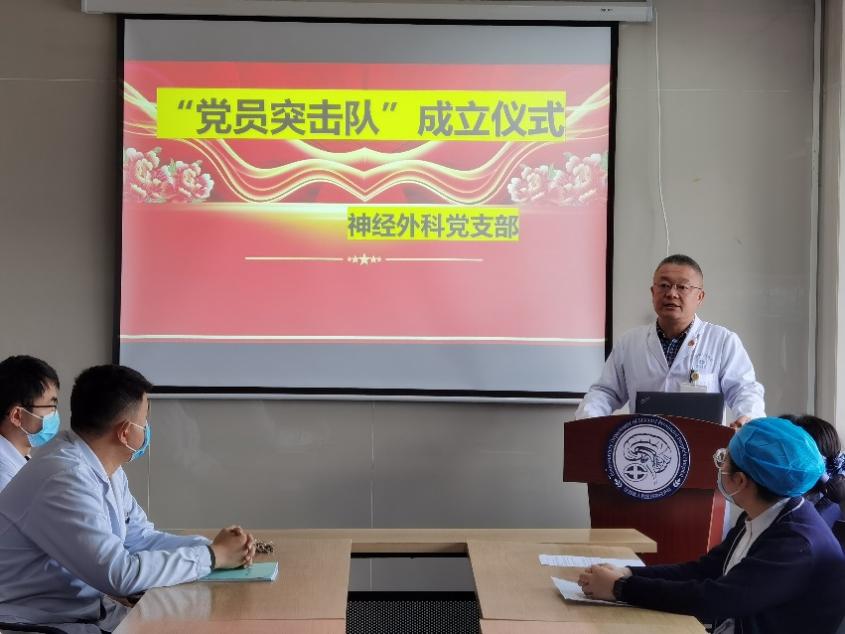 男人和女人在电视前中度可信度描述已自动生成 男人和女人在电视前中度可信度描述已自动生成