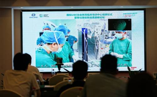 电脑屏幕前的人们描述已自动生成